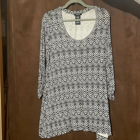 Premise Tops - Geometric design womens shirt top size large v bottom and gathering on sleeves